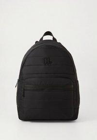 Mochila preta acolchoada com forma arredondada, apresentando um bolso frontal com fecho de correr, alças estreitas para os ombros e um logótipo na parte superior frontal.