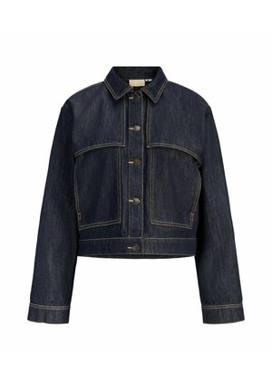 Tmavomodrá skrátená rifľová bunda s dlhými rukávmi, zapínaním na gombíky vpredu a kontrastným prešívaním.