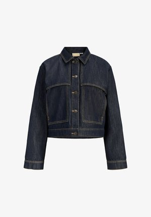 Tmavomodrá skrátená rifľová bunda s dlhými rukávmi, zapínaním na gombíky vpredu a kontrastným prešívaním.