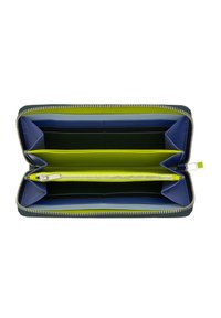 Portafoglio con zip in pelle verde, dotato di più scomparti in tonalità blu, verde e giallo, con una texture morbida e cuciture a contrasto.