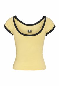 Haut ajusté jaune à manches courtes avec bordure noire sur l'encolure et les bords des manches, col rond et petite étiquette noire et blanche à l'arrière du col.