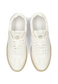 Weiße Sneaker mit einem glatten Lederoberteil, strukturierten Akzenten, runden Schnürsenkeln und einer beigefarbenen Gummisohle. Mit einem runden Logo auf der Zunge.