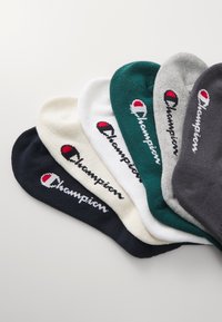 Seis pares de calcetines cortos en negro, blanco, verde, gris y azul marino, con el logo de "Champion" bordado de forma destacada en cada uno.