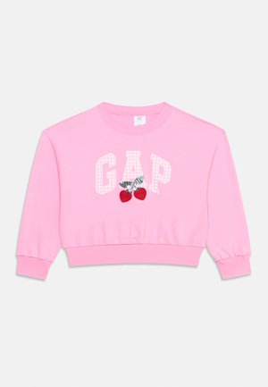 Rosa cropped genser med lange ermer, rutete GAP-bokstaver og to røde kirsebær formet som hjerter brodert under teksten.