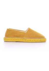Espadrillas in tela gialla con punta arrotondata, pannelli elastici ai lati e suola avvolta in juta. Texture liscia con minimi dettagli di cucitura.