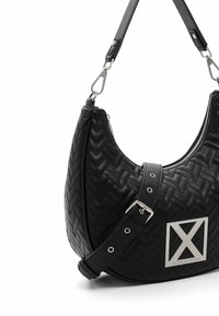 Bolso de hombro negro acolchado con un patrón de espiga, herrajes plateados, cierre de cremallera y un acento de logo rectangular.
