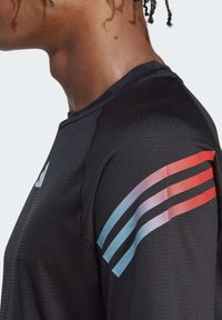 adidas Performance TRAIN ICONS STRIPES  - T-shirt con stampa - black