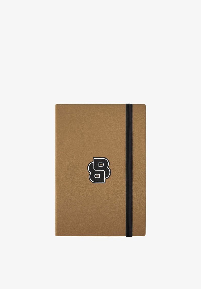 Carnet marron avec bande élastique noire et logo stylisé « B » en noir et blanc centré sur la couverture, isolé sur fond blanc.