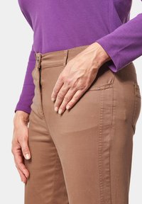 GOLDNER TRAGEANGENEHME CARLA MIT GLÄNZENDER OBERFLÄCHE - Broek - milk coffee