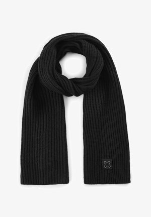 Zwarte gebreide sjaal met een verticale ribbelstructuur. Heeft een klein vierkant logo aan één uiteinde. Zacht, flexibel materiaal voor warmte.