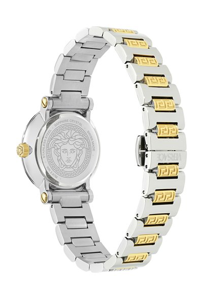 Nerūsējošā tērauda un zelta toņa Versace pulksteņa siksna ar Medūzas logo uz aizmugurējā vāciņa un dekoratīvajiem Grieķu atslēgu rakstiem uz posmiem.