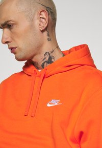 Nike Sportswear SPORTSWEAR CLUB FLEECE - Sweatshirt com capuz - electro orange