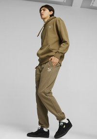 Puma CLASSICS  - Spodnji deli trenirk - chocolate chip