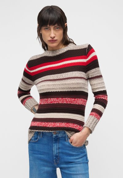 Ριγέ πλεκτό πουλόβερ σε διάφορες αποχρώσεις του κόκκινου, του καφέ και του μπεζ, με στρογγυλή λαιμόκοψη και μακριά μανίκια με ριμπ μανσέτες και τελείωμα.