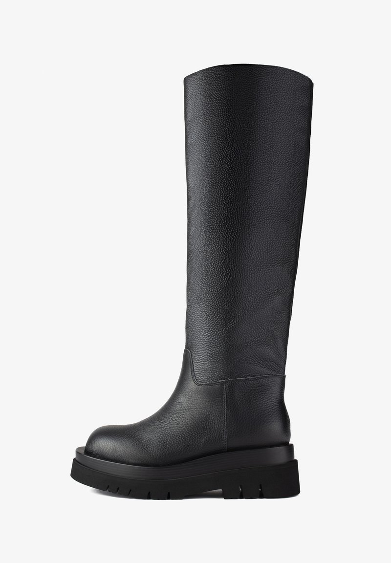Botte noire en cuir jusqu'au genou avec une finition texturée, bout rond et semelle plateforme épaisse noire. Présente une tige lisse et des coutures minimales.