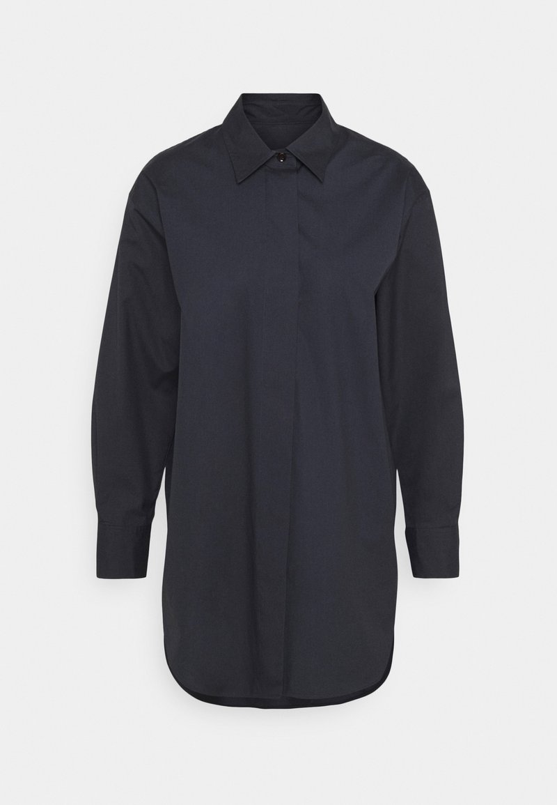 Mörkblå knapp-down skjorta med lång ärm, en traditionell krage och en lätt rundad nederkant. Tillverkad av ett mjukt tyg med en skräddarsydd passform.