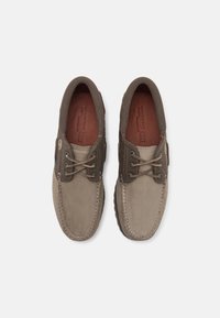 Braune Lederschuhe mit einer glatten Vorderseite, einem kontrastierenden, strukturierten Stoffkragen und Schnürsenkeln. Runde Zehenform und gepolstertes Innensohlen-Design.