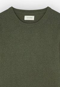 Grüner Strickpullover mit Rundhalsausschnitt, ausgestattet mit geripptem Saum und einem Etikett mit "SCALPERS" im Kragen.