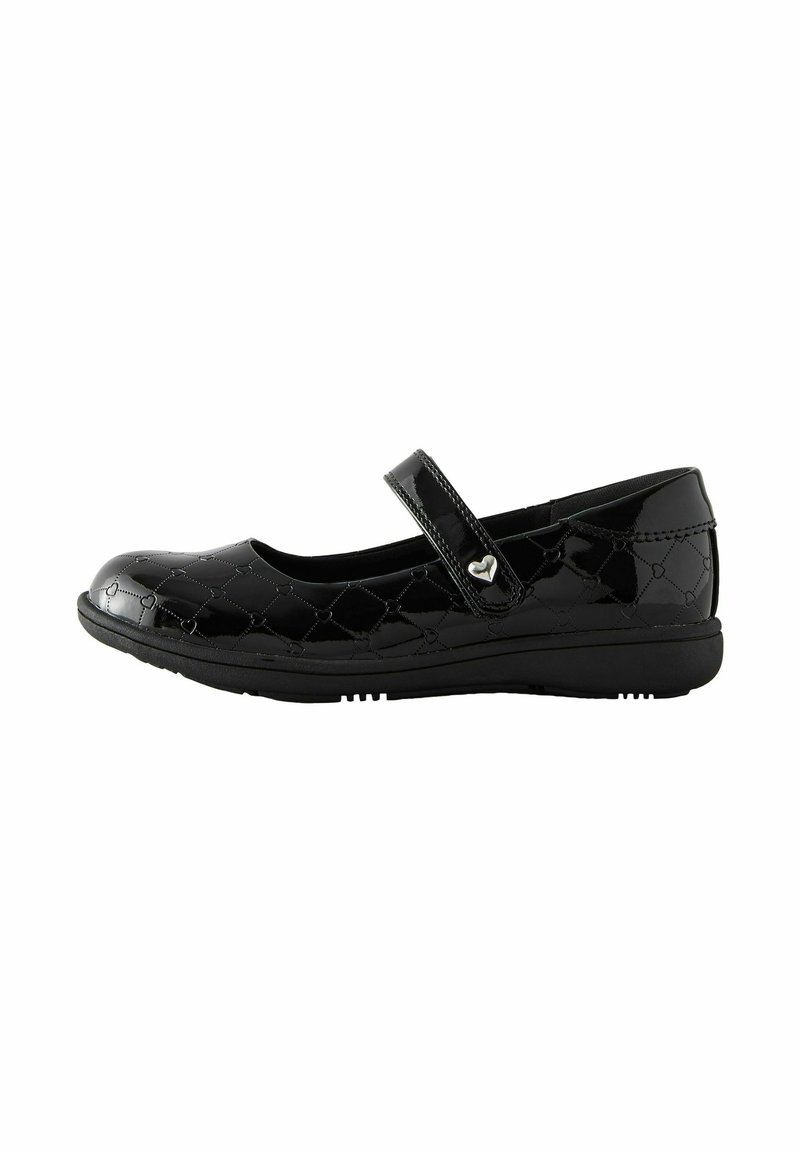 Zapatos Mary Jane de charol negro con un patrón acolchado, punta redondeada y tira de cierre de gancho y bucle que presenta un pequeño acento en forma de corazón plateado.