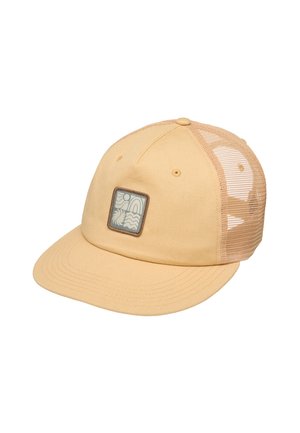Beige baseballcap met een mesh achterkant en een vierkante patch aan de voorkant met zon, golven en abstracte vormen.