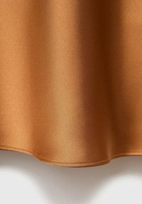 Tela de satén en un color cobre cálido con una textura suave y un ligero brillo, con un dobladillo cuidadosamente cosido a lo largo del borde inferior.