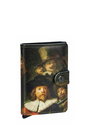 Rechthoekige portemonnee met een textuurleer buitenkant, versierd met een gedetailleerd kunstwerk van verschillende historische figuren. Zwart van kleur met een drukknoopsluiting.