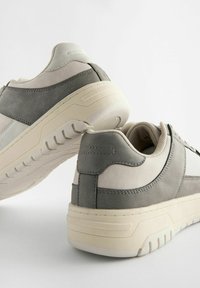 Next COURT- REGULAR FIT - Sportcipő - grey
