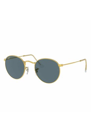 Occhiali da sole in metallo dorato con lenti circolari scure, montatura sottile in filo e naselli regolabili. Presentano un design minimalista e una struttura leggera.