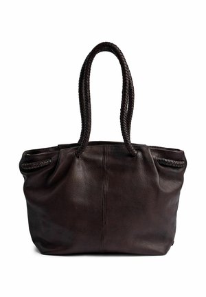 Borsa a tracolla in pelle marrone con manici intrecciati, morbida al tatto e con un ampio interno. Presenta tasche laterali e una forma morbida.