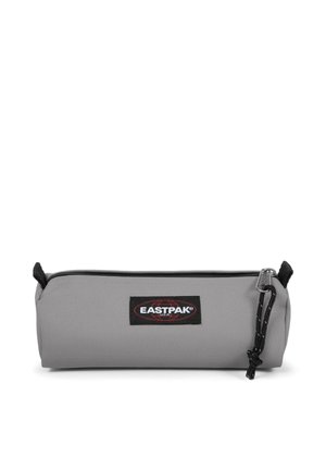 Graues Eastpak Federmäppchen mit schwarzem Reißverschluss und Zugband, mit Eastpak USA Logo-Aufnäher auf der Vorderseite.