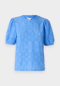 Top bleu en dentelle à manches courtes avec un col rond, présentant un motif de diamants et un tissu texturé. Les manches bouffantes ajoutent du volume au design.