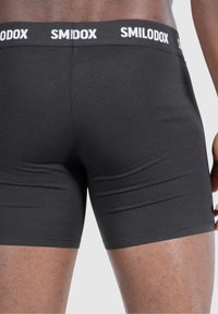 Boxer briefs neri con una cintura bianca SMILODOX. Realizzati in morbido cotone, taglio aderente e lunghezza fino a metà coscia con cuciture minime.