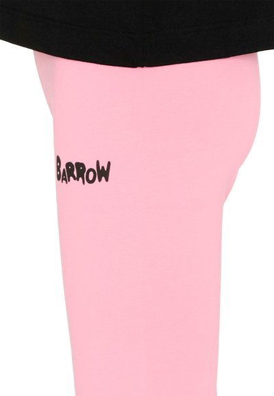 Leggings roses avec le texte stylisé "BARROW" en noir sur la cuisse et un vêtement noir visible à la taille.