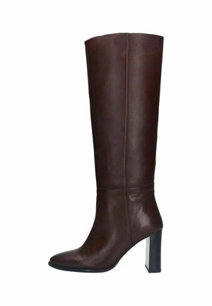 Botte en cuir marron hauteur genou avec une silhouette élancée, un bout pointu et un talon carré. Présente une texture lisse et des coutures minimalistes.