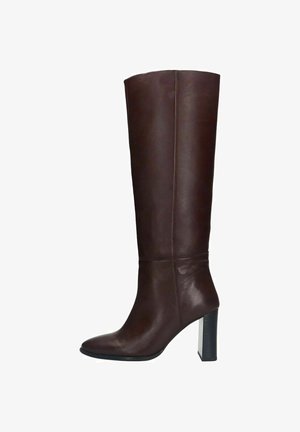 Botte en cuir marron hauteur genou avec une silhouette élancée, un bout pointu et un talon carré. Présente une texture lisse et des coutures minimalistes.