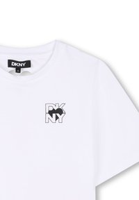 Camiseta blanca de algodón con escote redondo tipo crew. Presenta un logo gráfico negro "DKNY" en la parte izquierda del pecho. Manga corta y corte relajado.