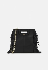 Bolso de mano de cuero negro con asa recortada, correa de cadena dorada y detalles de flecos en ambos lados, con la marca "maje" en pequeñas letras doradas.
