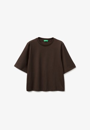 Hnědé tričko s krátkým rukávem a kulatým výstřihem, uvnitř límce zelená cedulka, položeno na bílém pozadí.