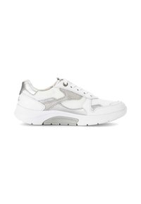 Witte sneaker met zilveren accenten, mesh en gladde leren materialen, ronde neus, vetersluiting aan de voorkant, gevoerde zool en geperforeerde zijdetails.