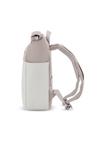 Sac à dos léger avec une forme incurvée, fabriqué en matériaux rose et blanc ; il possède des bretelles en mesh et une fermeture supérieure sécurisée.