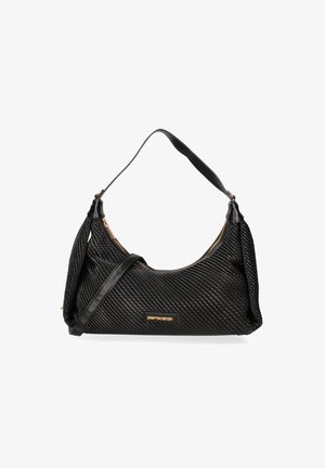 Borsa a tracolla nera intrecciata in materiale testurizzato, con una forma curva, dettagli in metallo dorato e una tracolla corta per il trasporto.