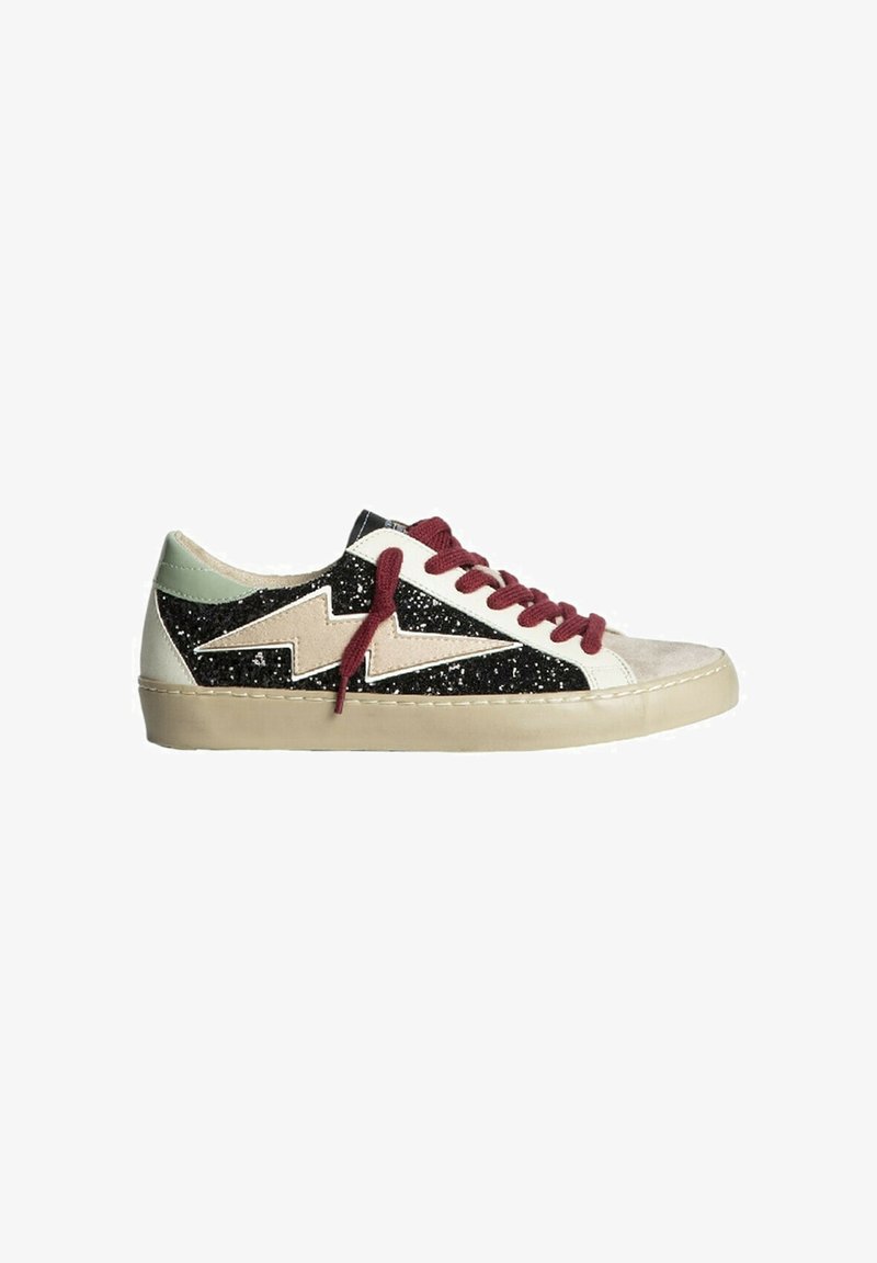 Zapatillas con un diseño multiamaterial en negro brillante, crema y acentos en menta, rematadas con cordones color marrón y una suela marrón claro.