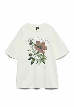 Roomkleurig katoenen T-shirt met korte mouwen, met een bloemmotief in roze en groen, en de tekst "Amália Garden" boven het ontwerp.