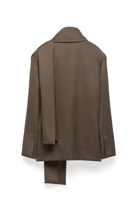 Brauner Blazer mit taillierter Passform, ausgestattet mit einem Reverskragen und einem langen Schal, der von einer Schulter hängt. Glattes, strukturiertes Gewebe.