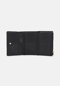 Portafoglio nero con finitura testurizzata, dotato di numerosi scomparti per carte, un comparto con zip per le monete e una chiusura a scatto.