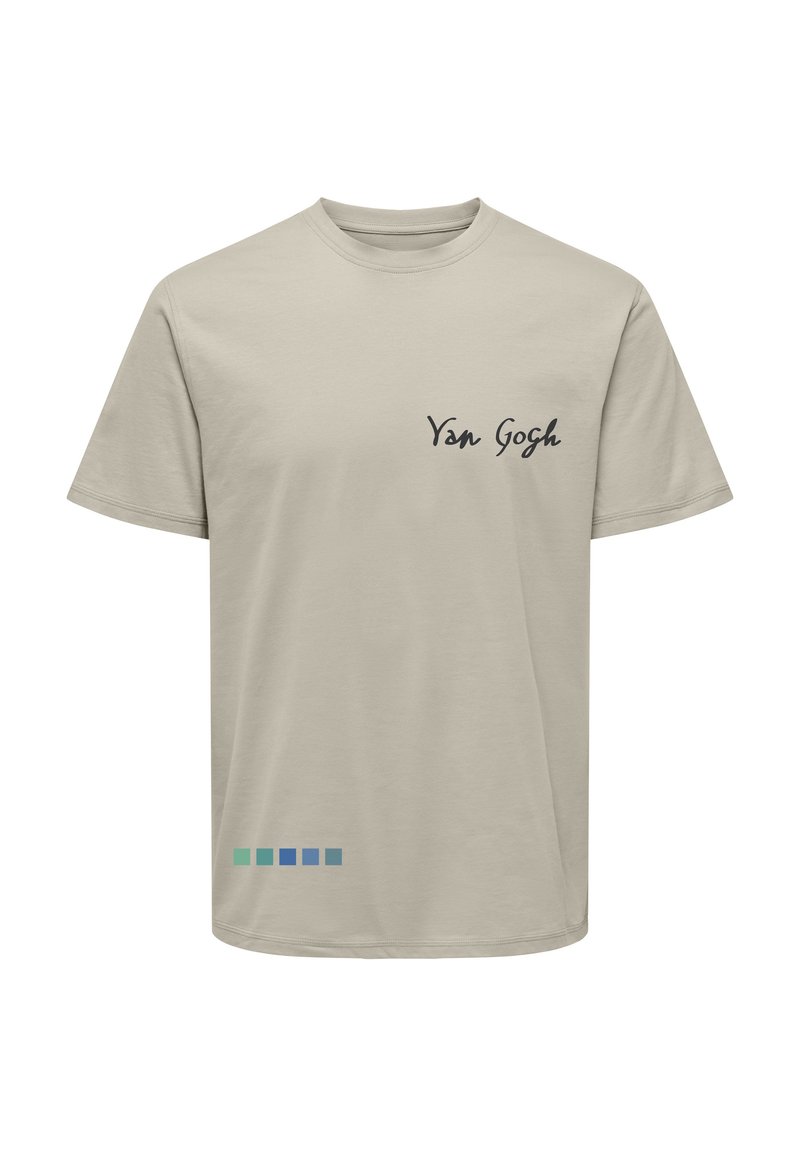 T-shirt in cotone beige con logo in scrittura nera "Van Gogh" sulla parte superiore sinistra e motivo a blocchi di colore orizzontali in verde e blu sull'orlo.