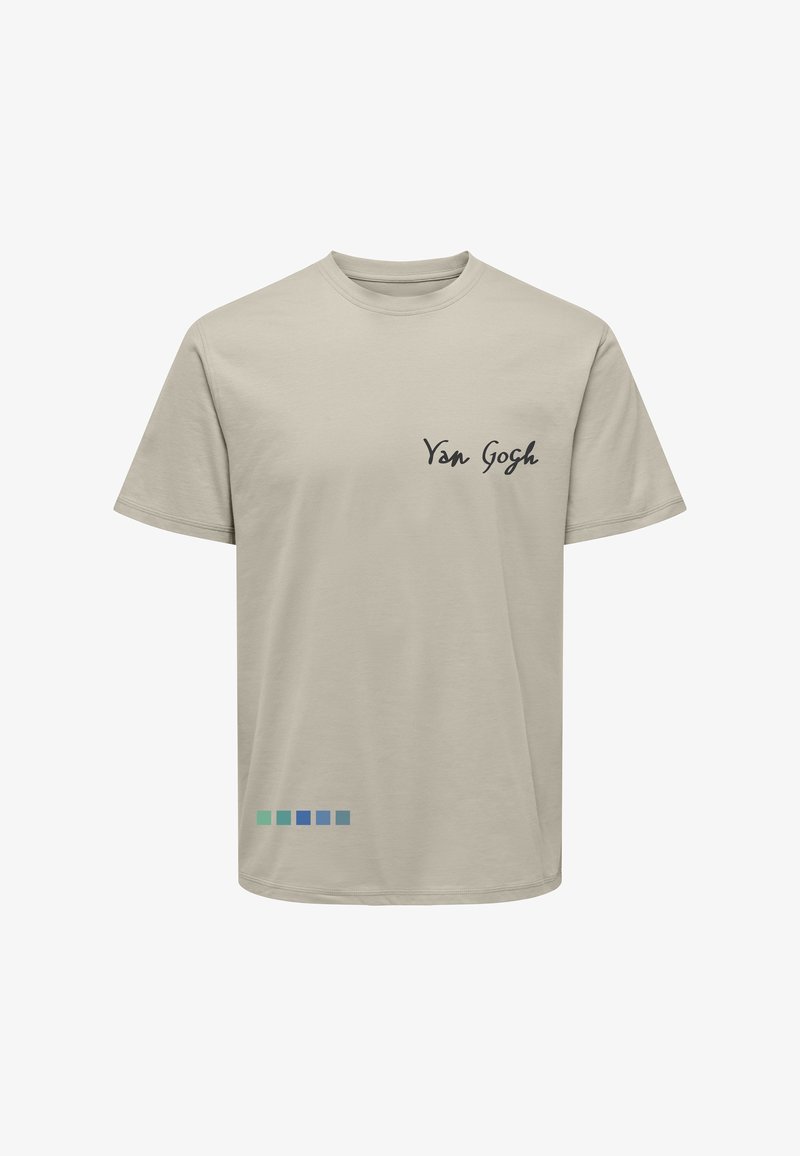 T-shirt in cotone beige con logo in scrittura nera "Van Gogh" sulla parte superiore sinistra e motivo a blocchi di colore orizzontali in verde e blu sull'orlo.