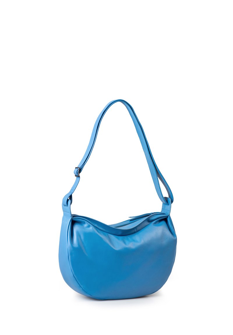 Blaue Leder Schultertasche mit runder Form und glatter Textur. Verfügt über einen einzelnen verstellbaren Schulterriemen und subtile Nähdetails.