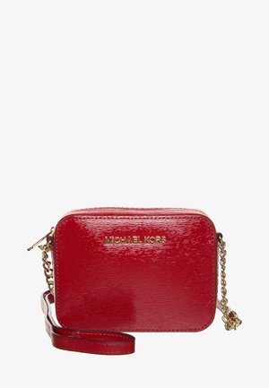 Lille blank rød rektangulær læder crossbody taske med guldkæde-rem og gyldent Michael Kors-logo foran.