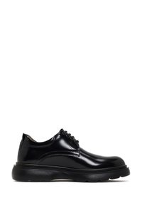 Chaussures en cuir noir à lacets avec un bout arrondi, finition lisse, semelle rembourrée et cinq œillets pour les lacets, présentant de subtils détails de couture.